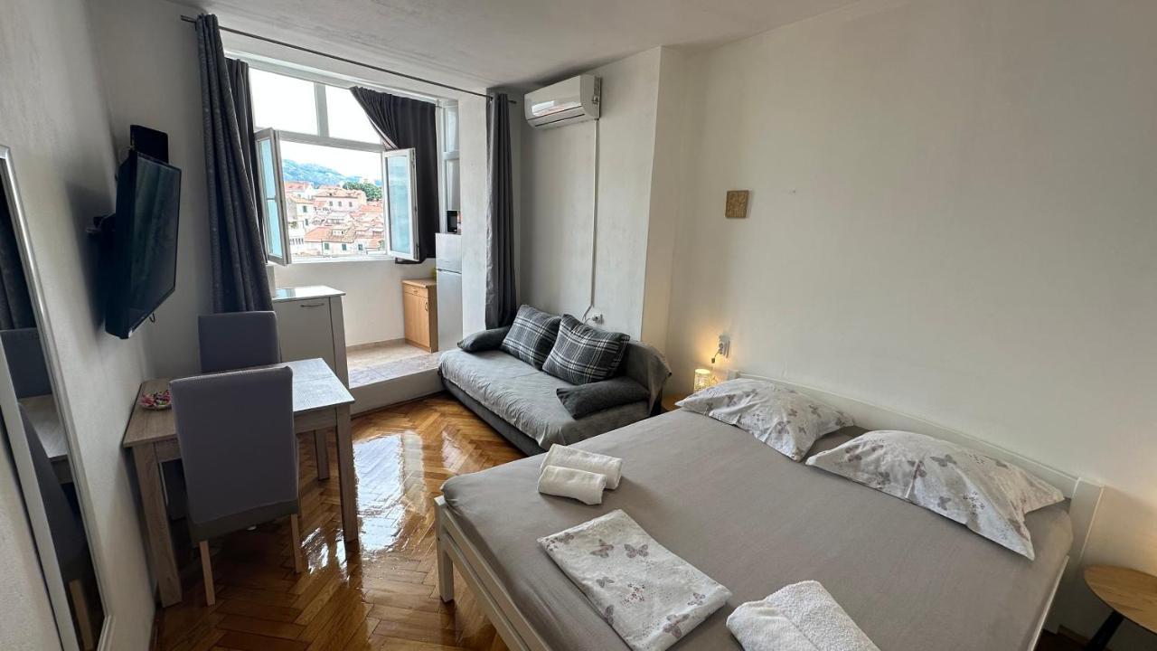 Split Apartments Trpimira Street Buitenkant foto